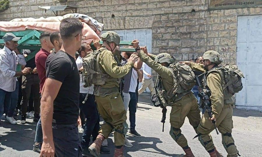 صور|| كما فعل بجنازة أبو عاقلة.. مهاجمة جنازة شقيقة أسير في الخليل